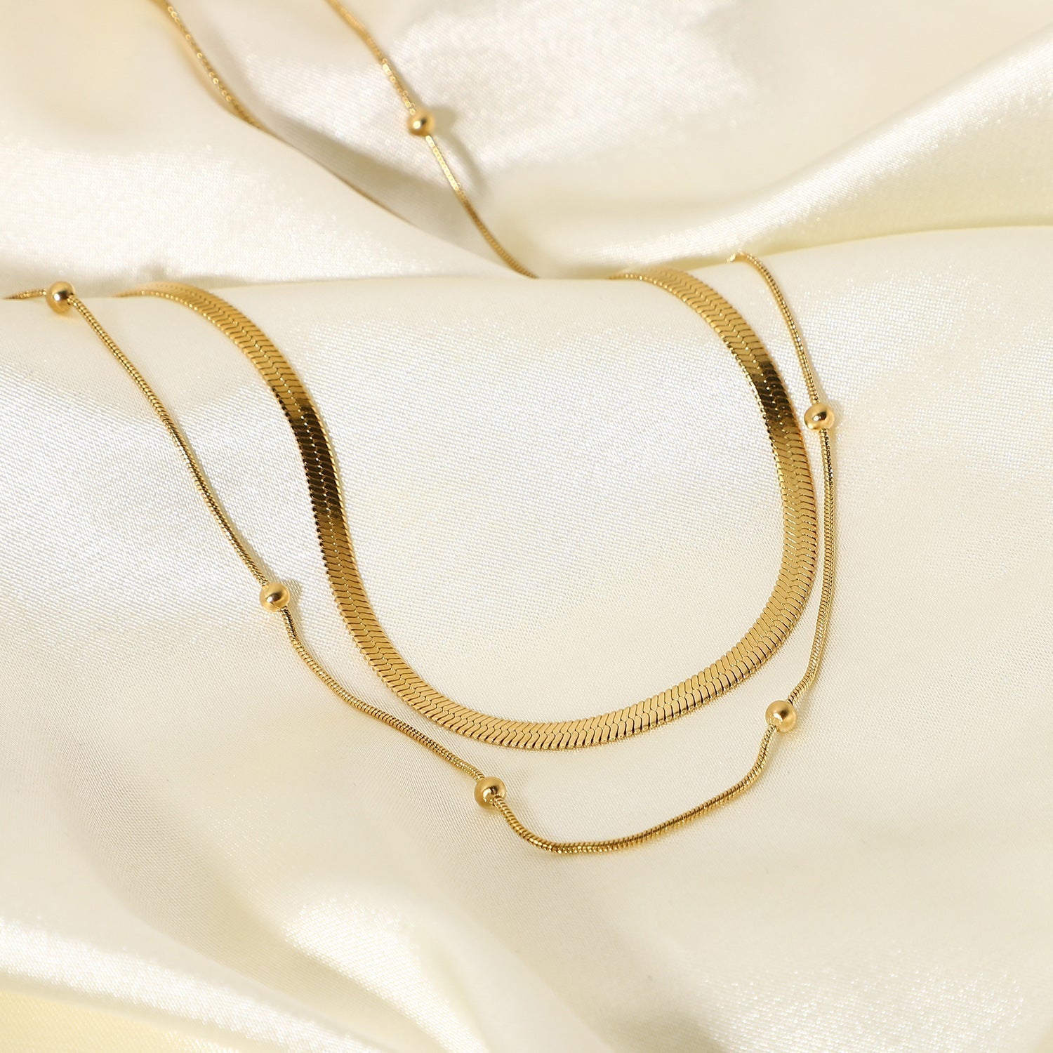 Klara – Collana dorata semplice a doppio strato con lucentezza moderna