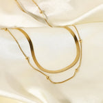 Klára – Una semplice collana in oro a due strati con una lucentezza moderna.
