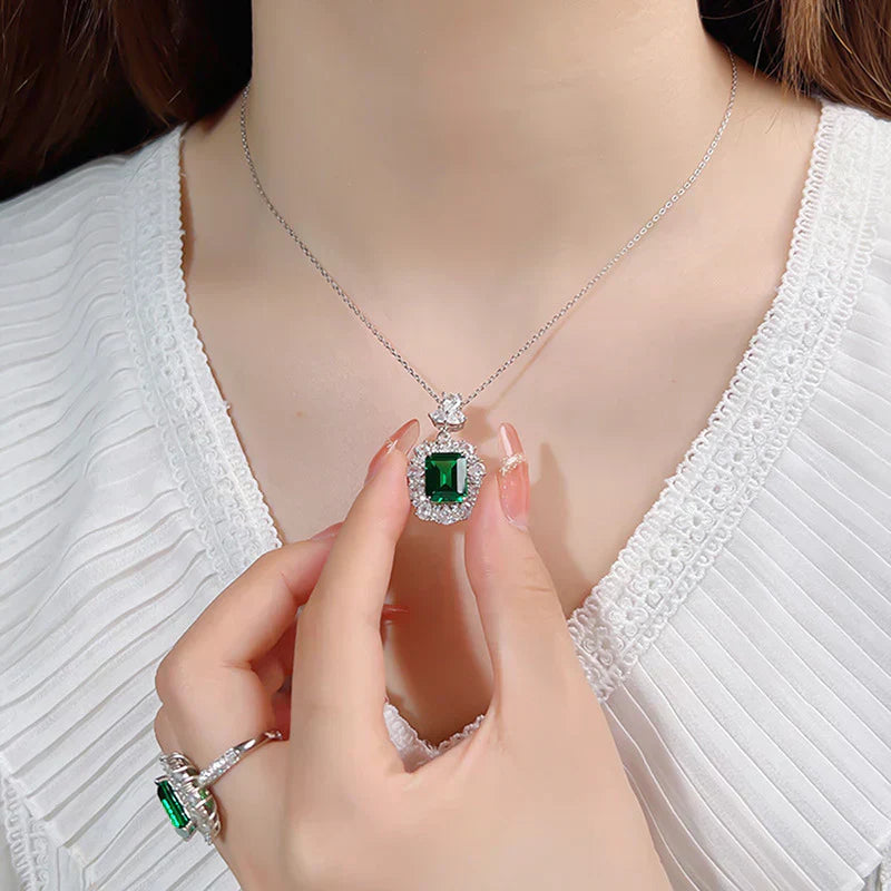 Elina – Ciondolo in argento con corona di smeraldi.