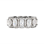 Leona – Anello di diamanti con tre file scintillanti.