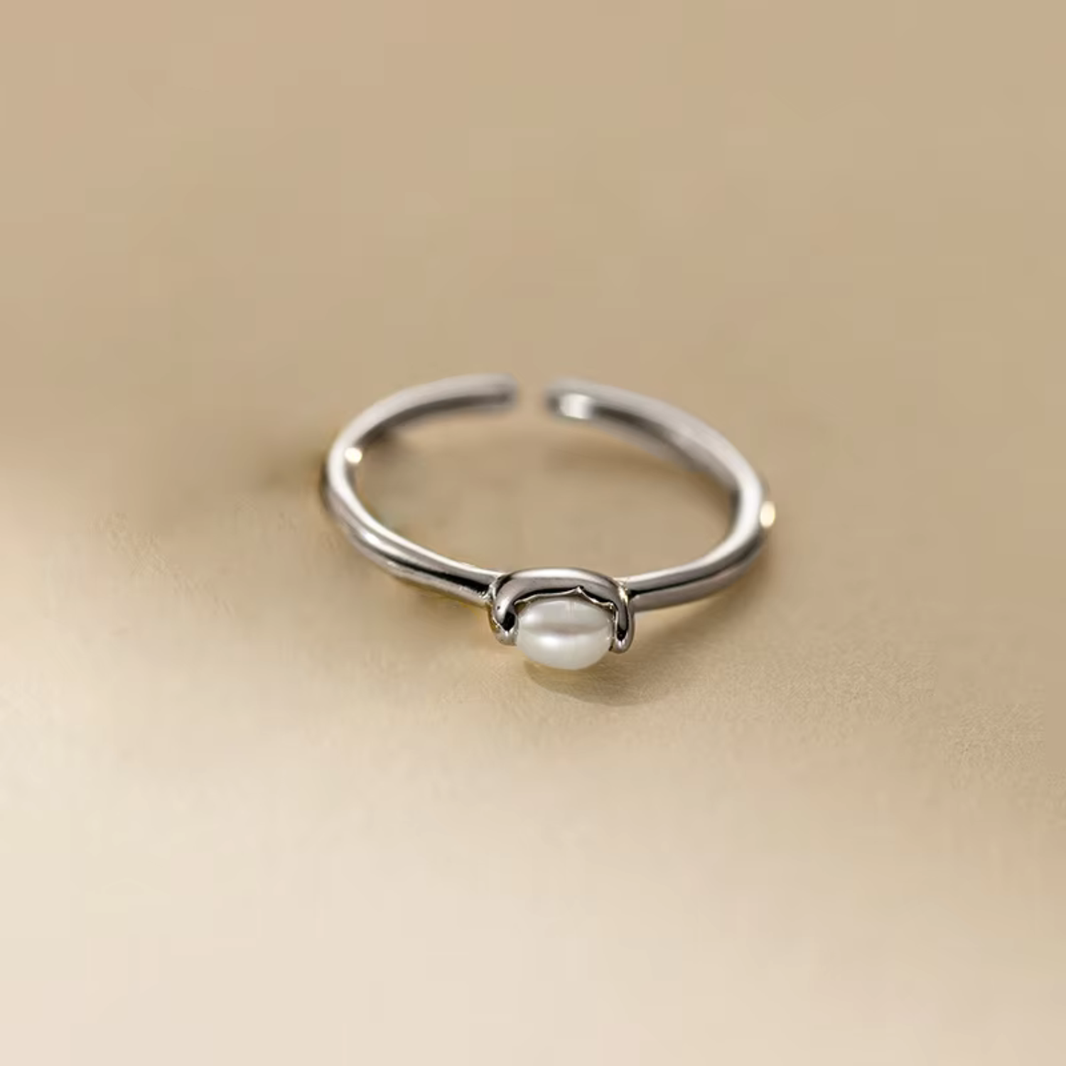 Kateřina – Delicato anello in oro con una linea di perle.
