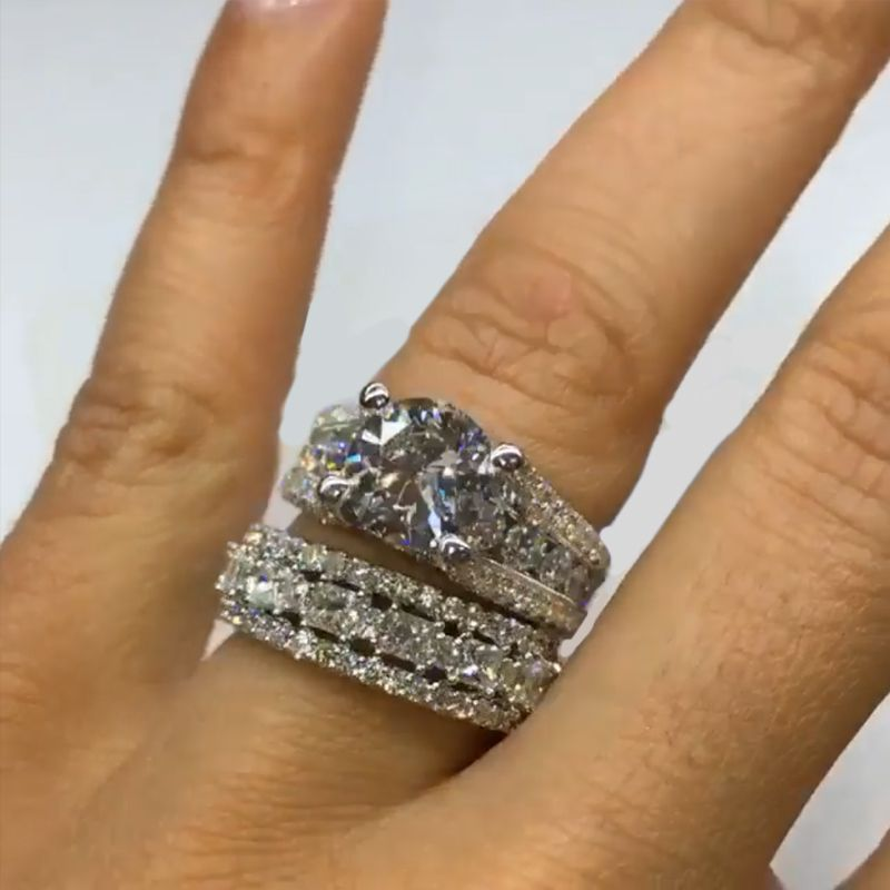 Ampio anello di diamanti con superficie scintillante.