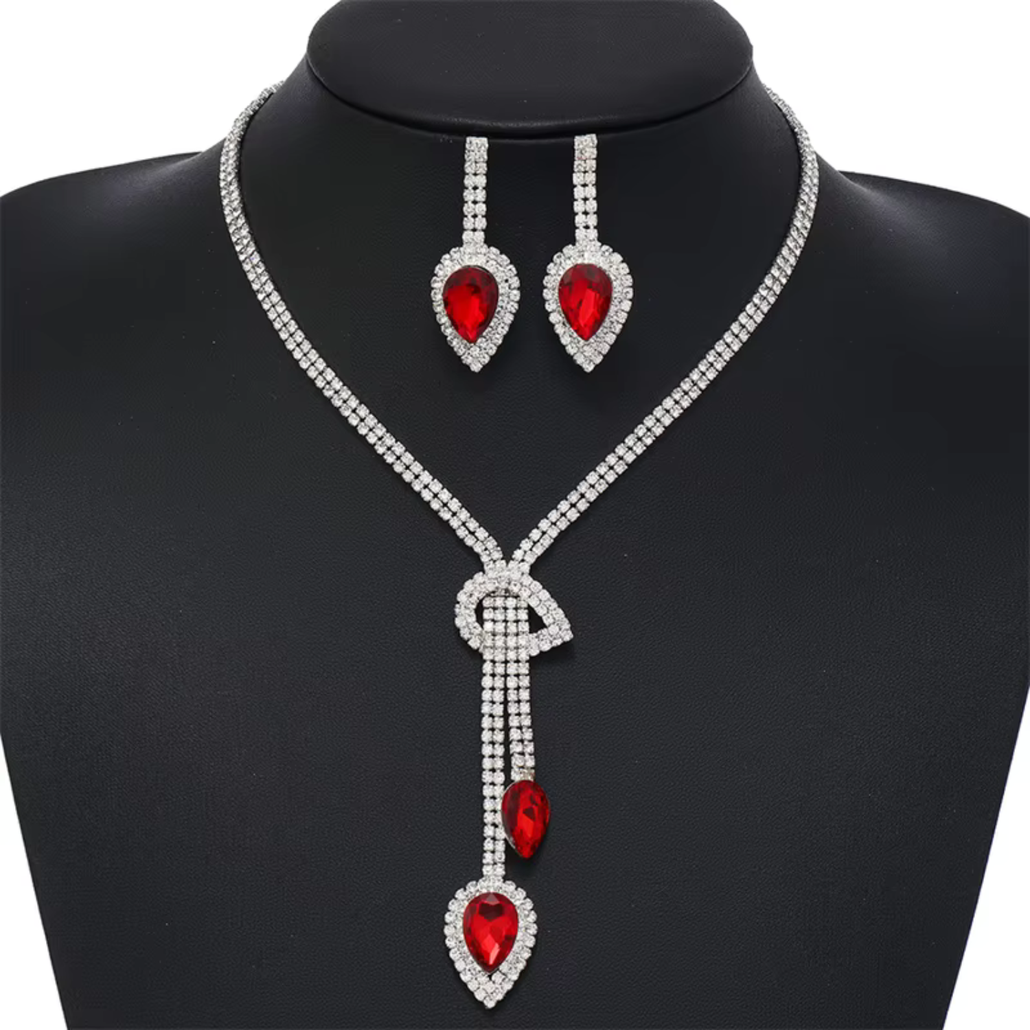 Kateřina – Collana di rubini con elementi delicati.