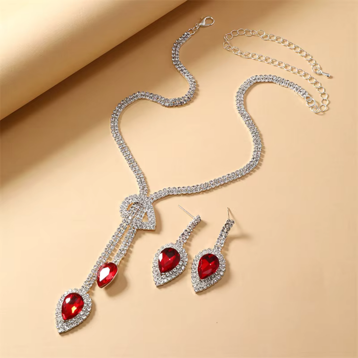 Kateřina – Collana di rubini con elementi delicati.