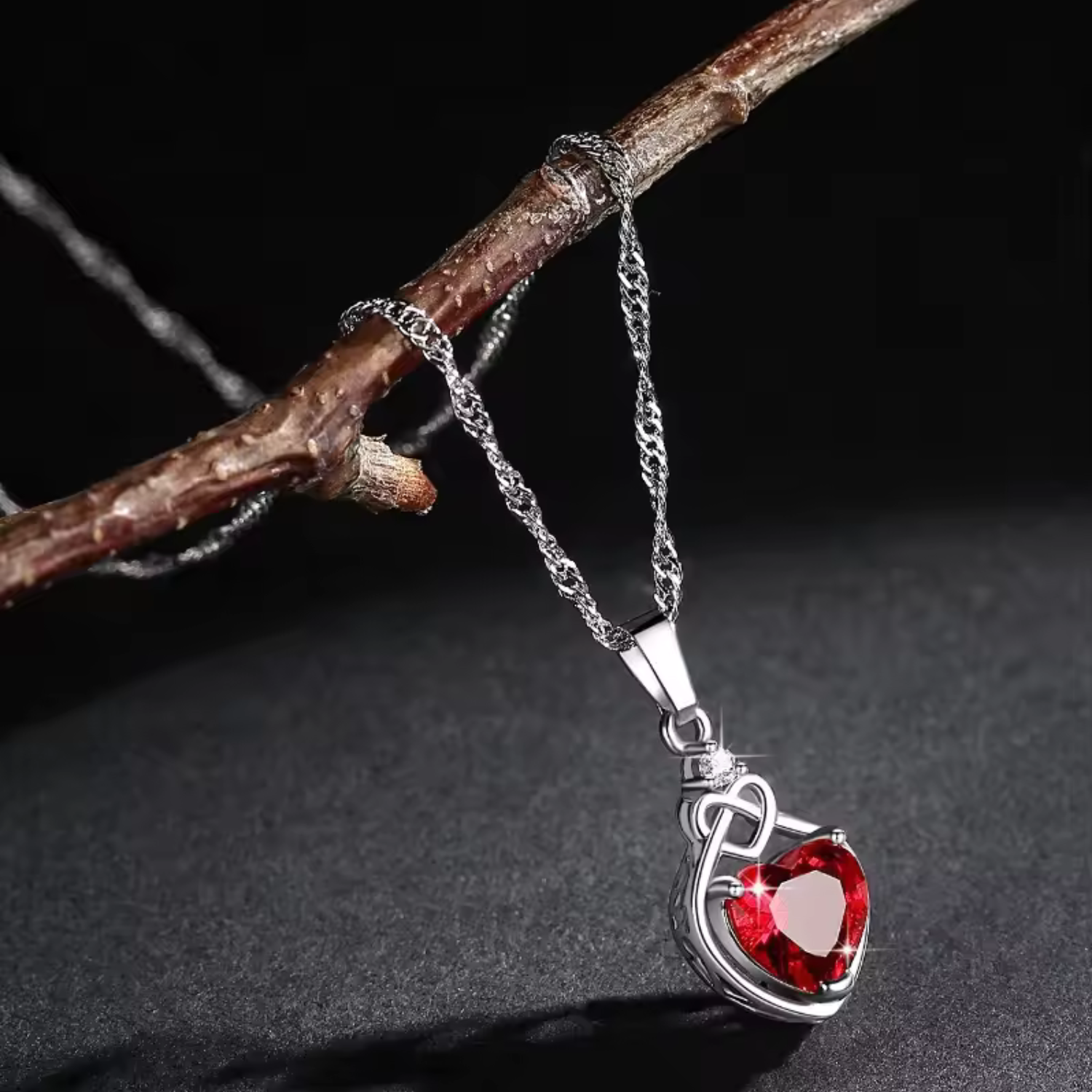 Annika – Incastonata con rubino e glitter classici.