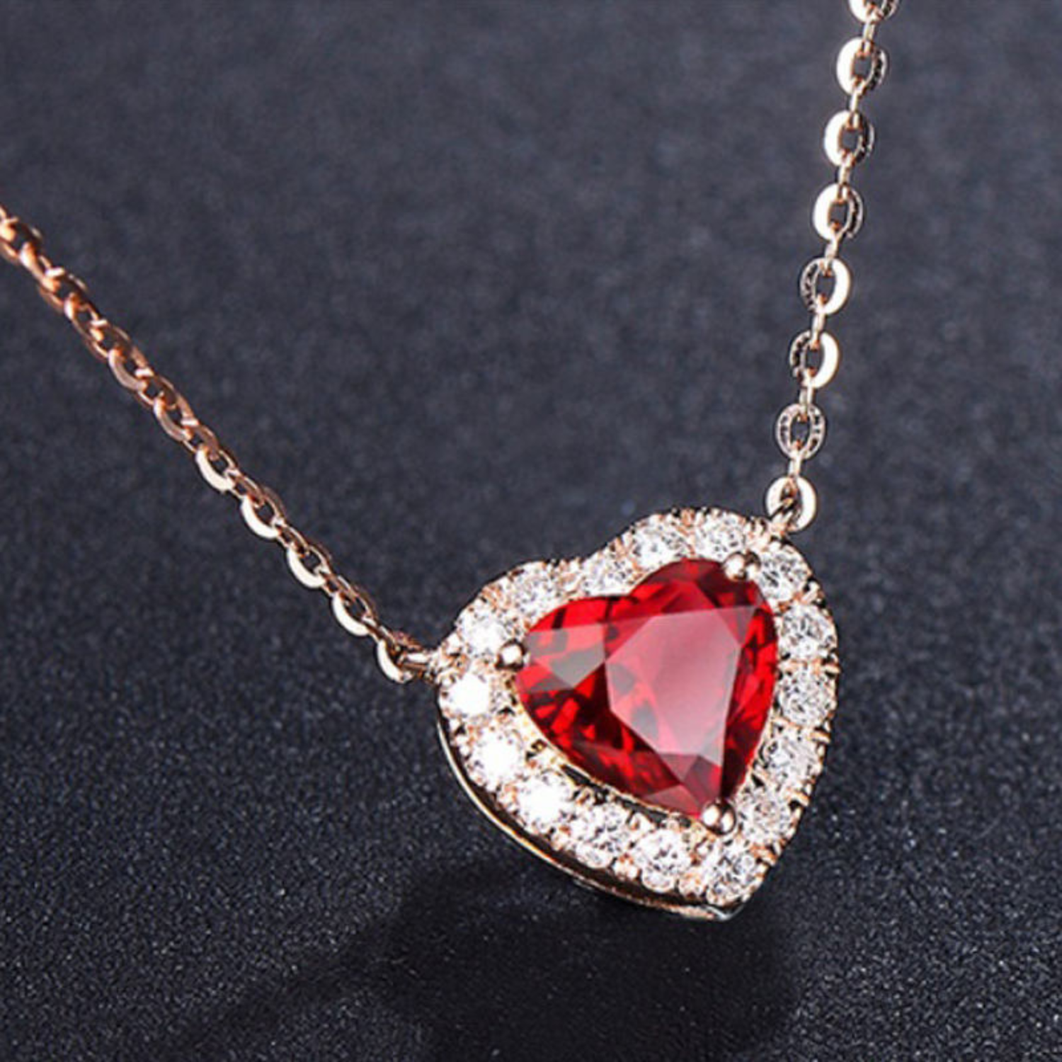 Romy – Collana in argento con cuore di rubino.