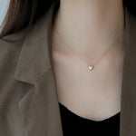 Klara – Collana dorata con pendente rotondo