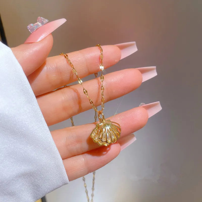 Beatrix – Collana dorata con pendente a forma di moneta