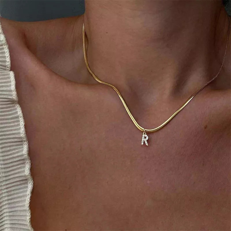 Eva – Collana dorata con pendente a iniziale