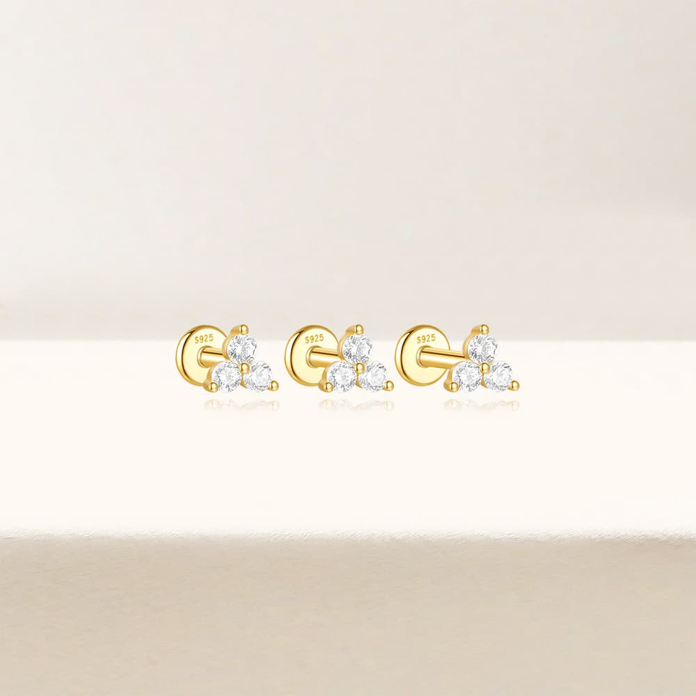 Klára – Orecchini in oro dalla forma minimalista.