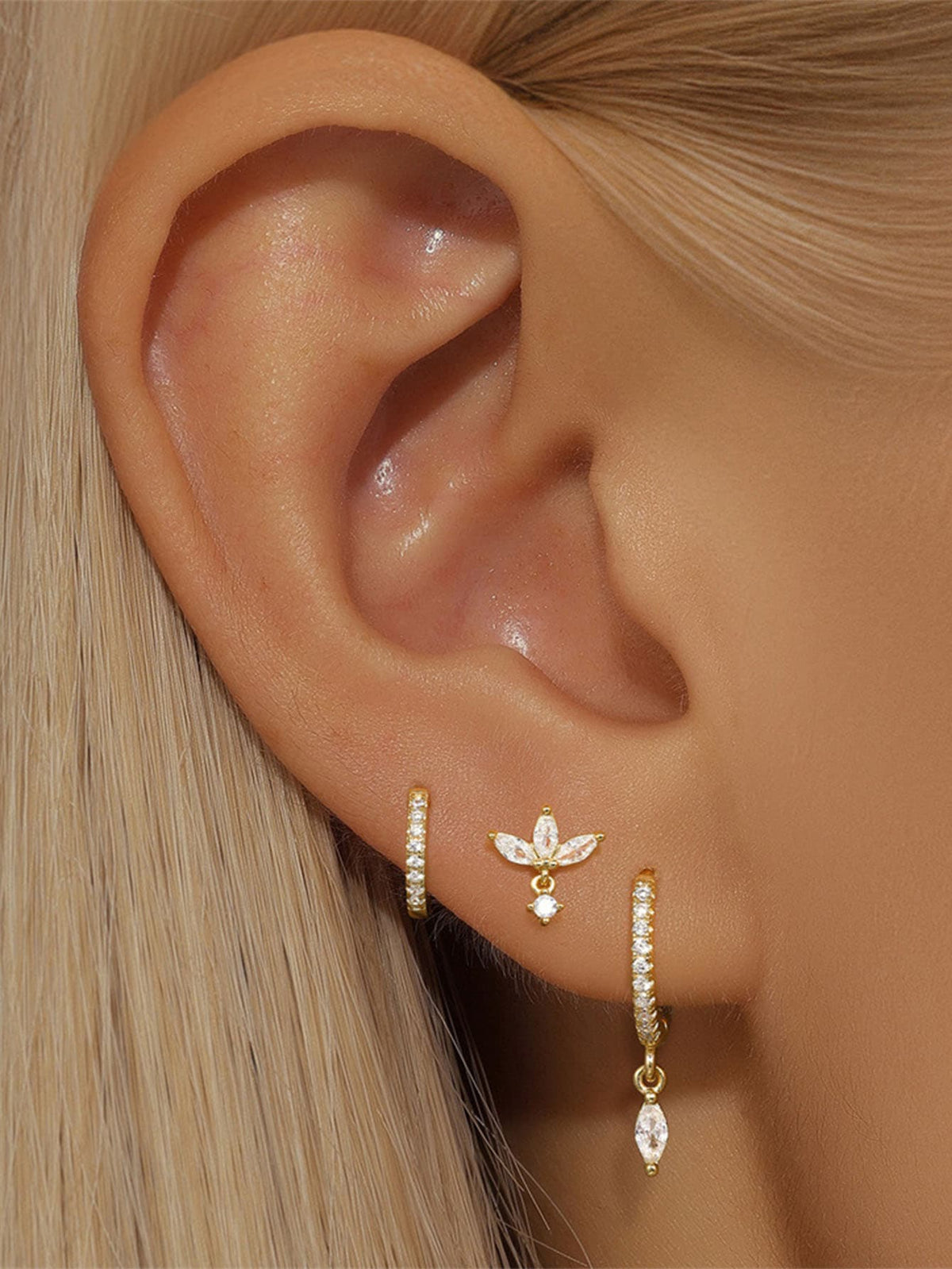Sára – Delicati orecchini in oro con movimento discreto.
