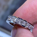 Maren – Anello in argento con diamanti e fascia stretta.