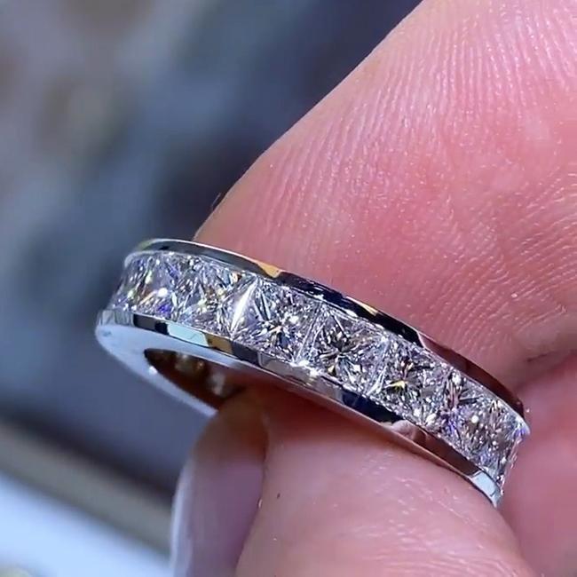 Maren – Anello in argento con diamanti e fascia stretta.