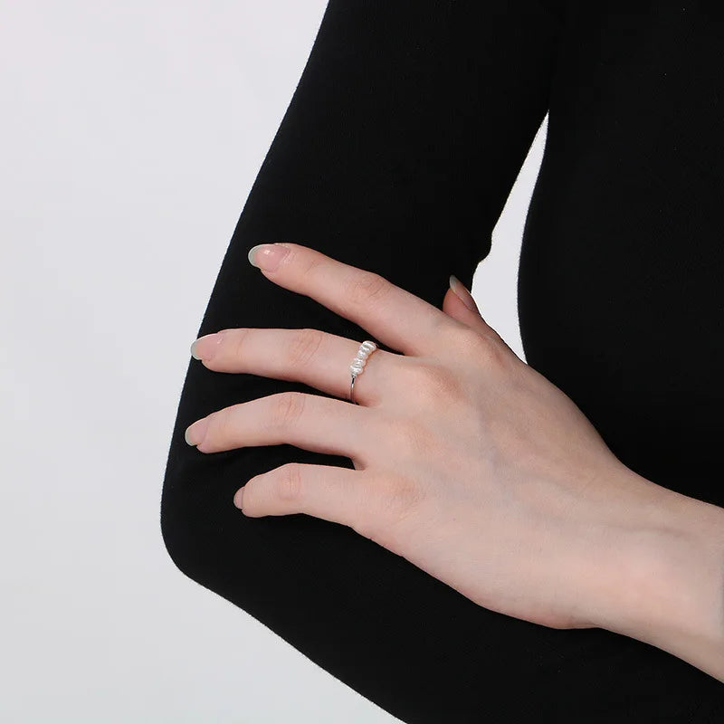 Rosalie – Anelli pendenti in oro con perla.