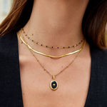 Elisa-Marie – Una collana d'oro delicatamente curva.