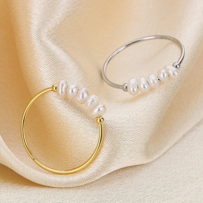 Rosalie – Anelli pendenti in oro con perla.