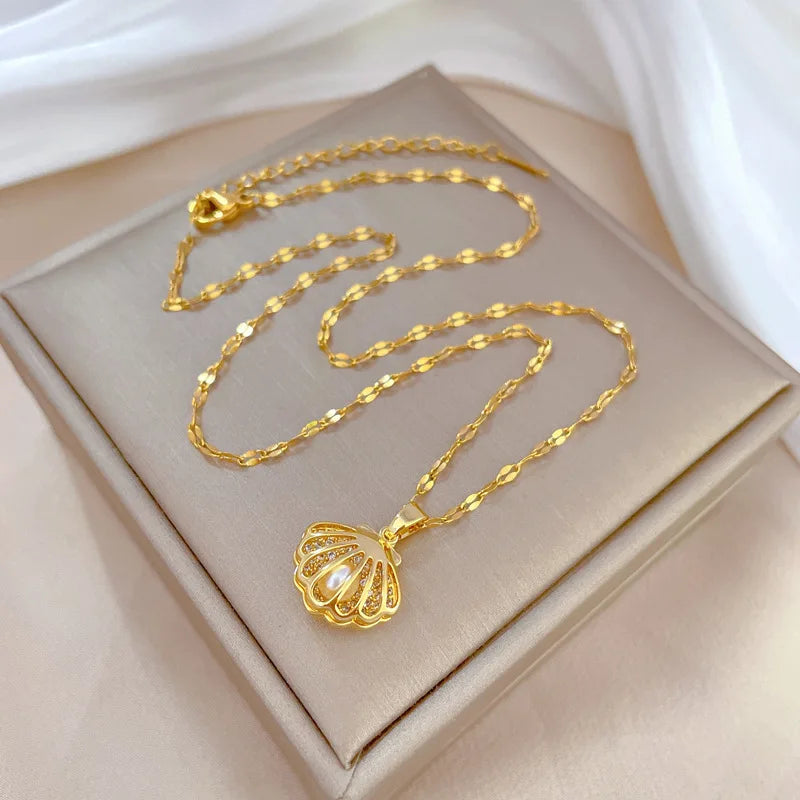 Beatrix – Collana dorata con pendente a forma di moneta