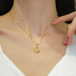 Beatrix – Collana dorata con pendente a forma di moneta