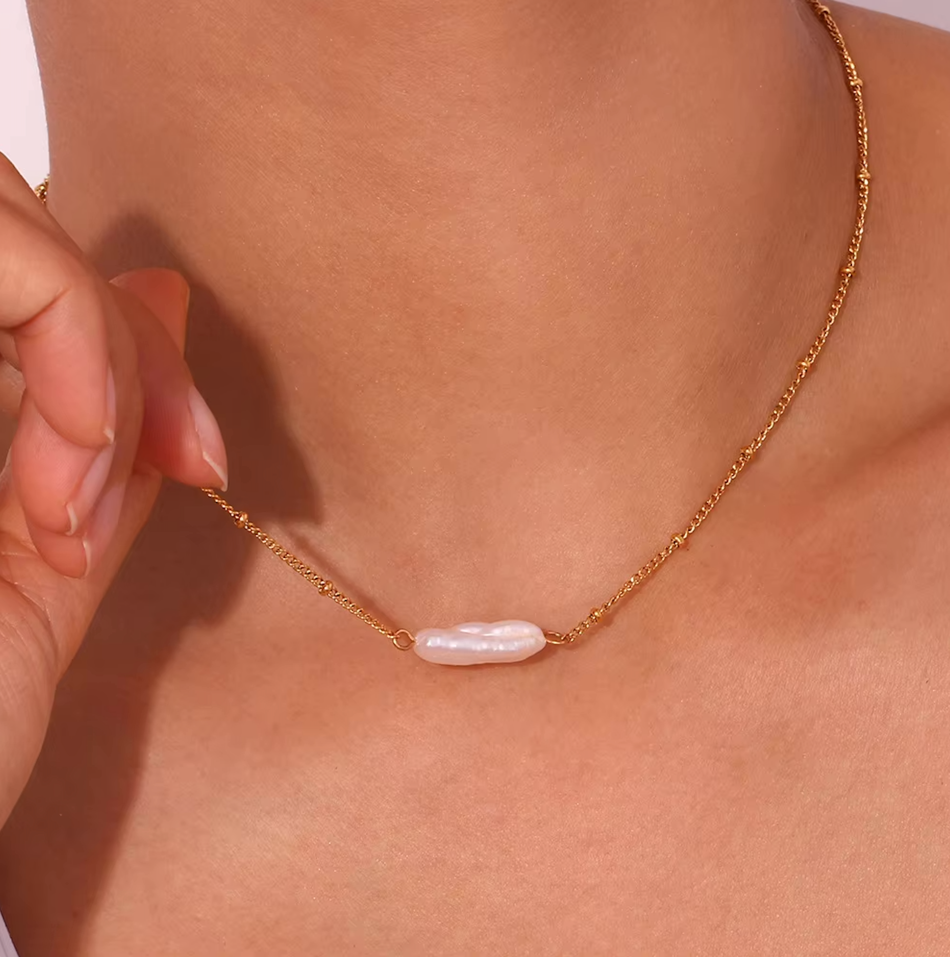 Isabela – Collana dorata con pendente rettangolare