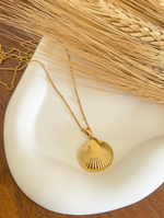 Annika – Collana dorata con pendente rotondo