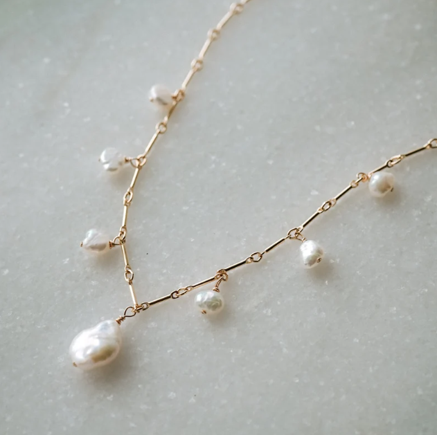 Greta – Collana dorata con piccole perline