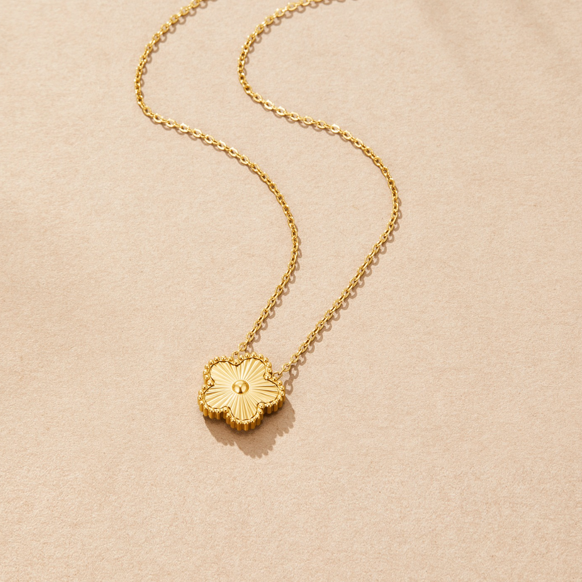 Nadina – Collana dorata con medaglione rotondo