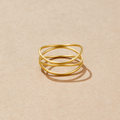 Valerie – Anello placcato oro con linee intrecciate.