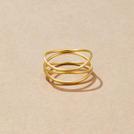 Valerie – Anello placcato oro con linee intrecciate.