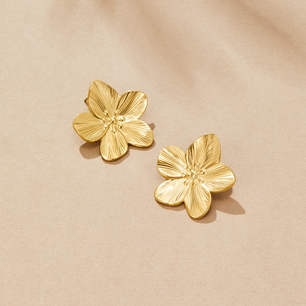Markéta – Orecchini in oro a forma di fiori.