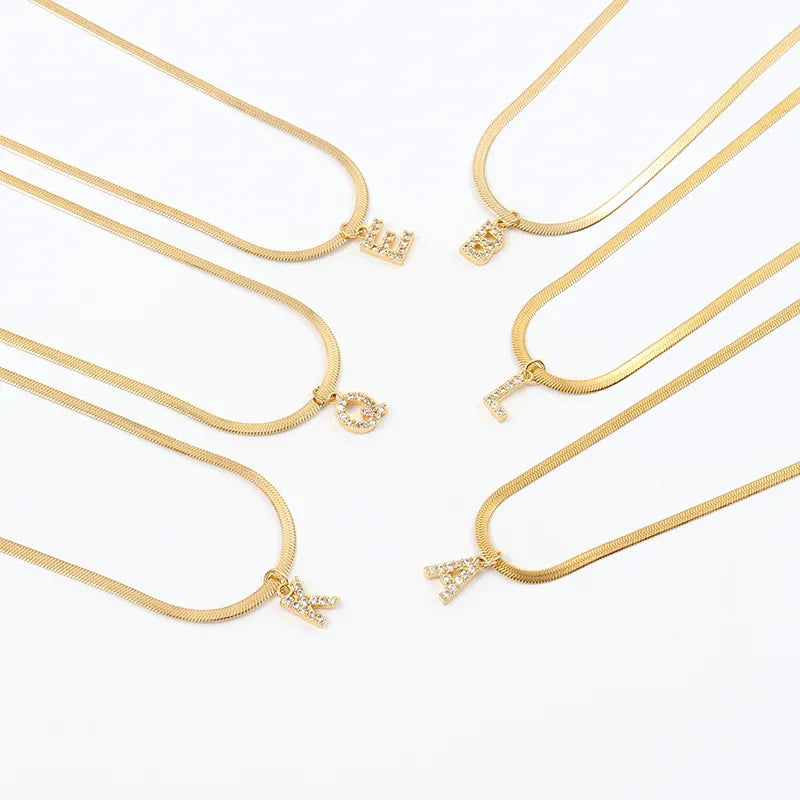 Eva – Collana dorata con pendente a iniziale