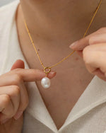 Pavlina – Collana dorata con pendente in perla