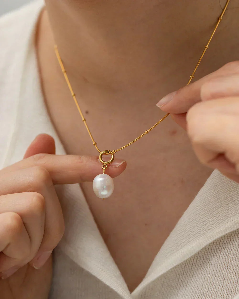 Pavlina – Collana dorata con pendente in perla