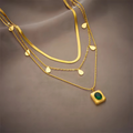 Leona – Collana di smeraldi con accenti rotondi.