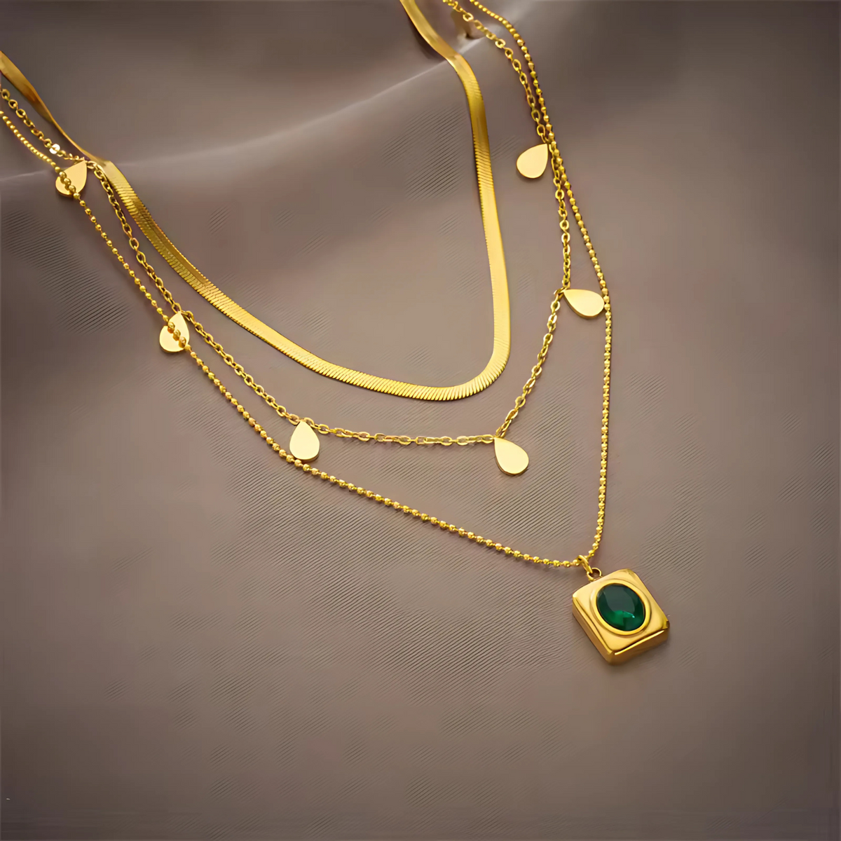 Leona – Collana di smeraldi con accenti rotondi.