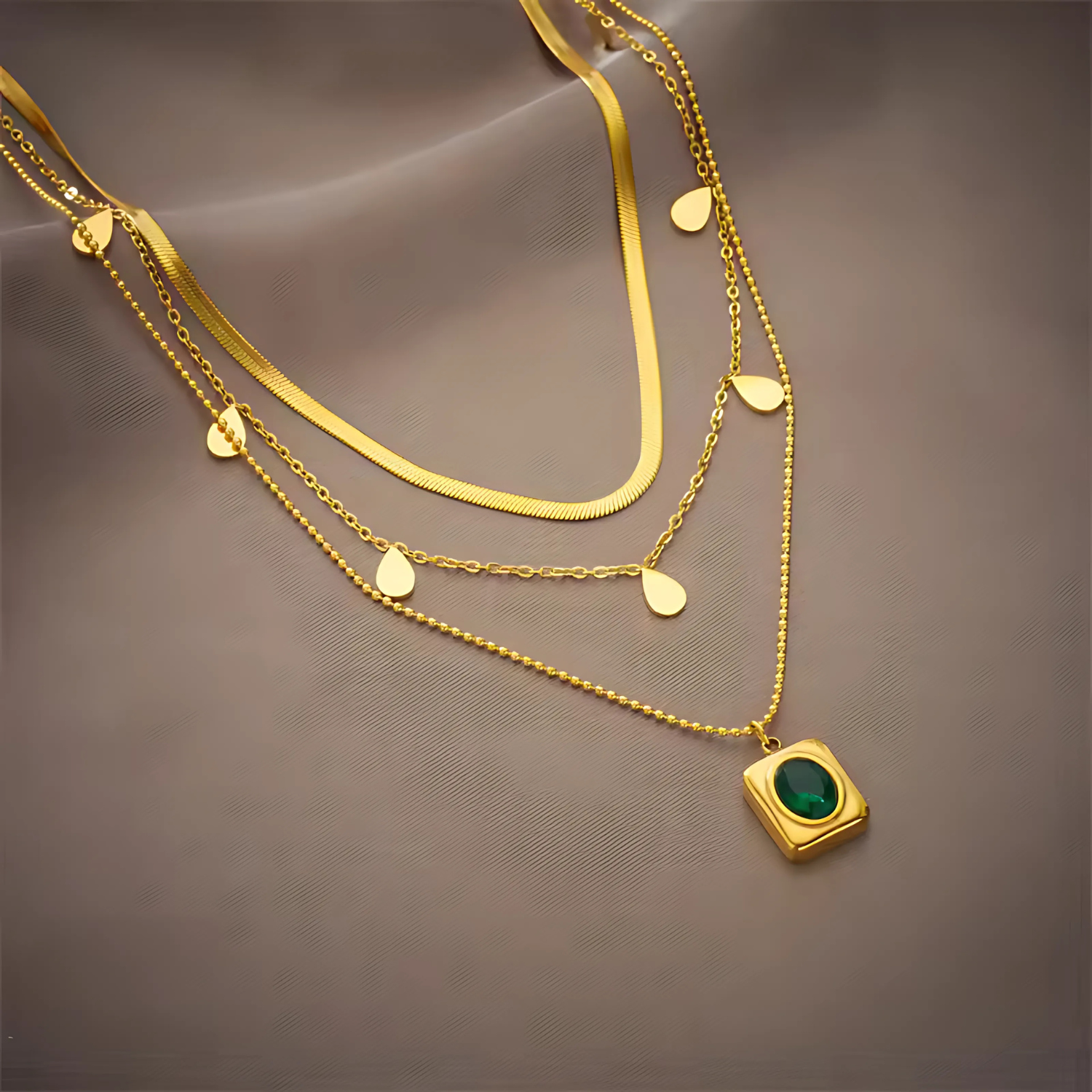Leona – Collana di smeraldi con accenti rotondi.