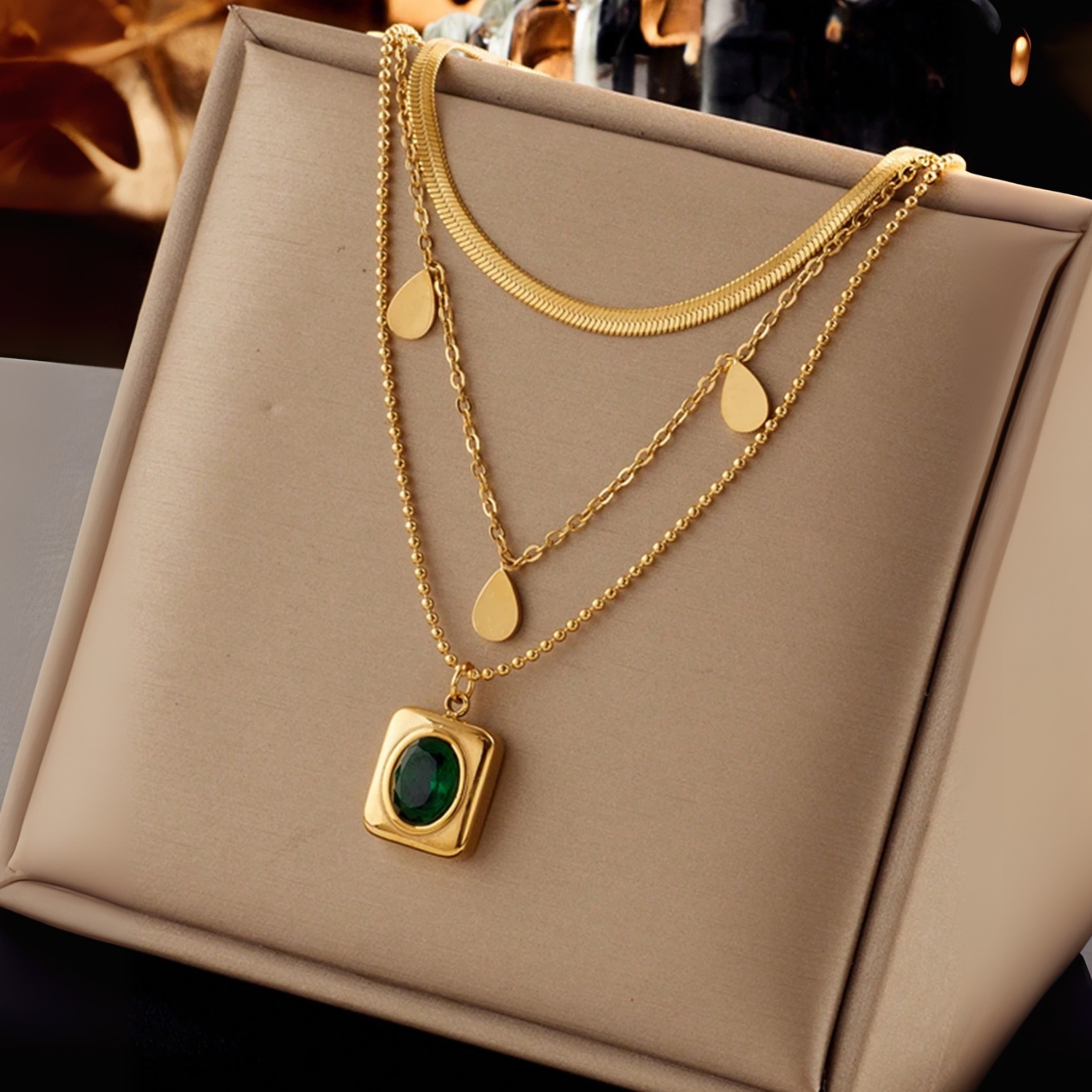 Leona – Collana di smeraldi con accenti rotondi.