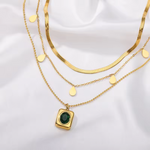 Leona – Collana di smeraldi con accenti rotondi.