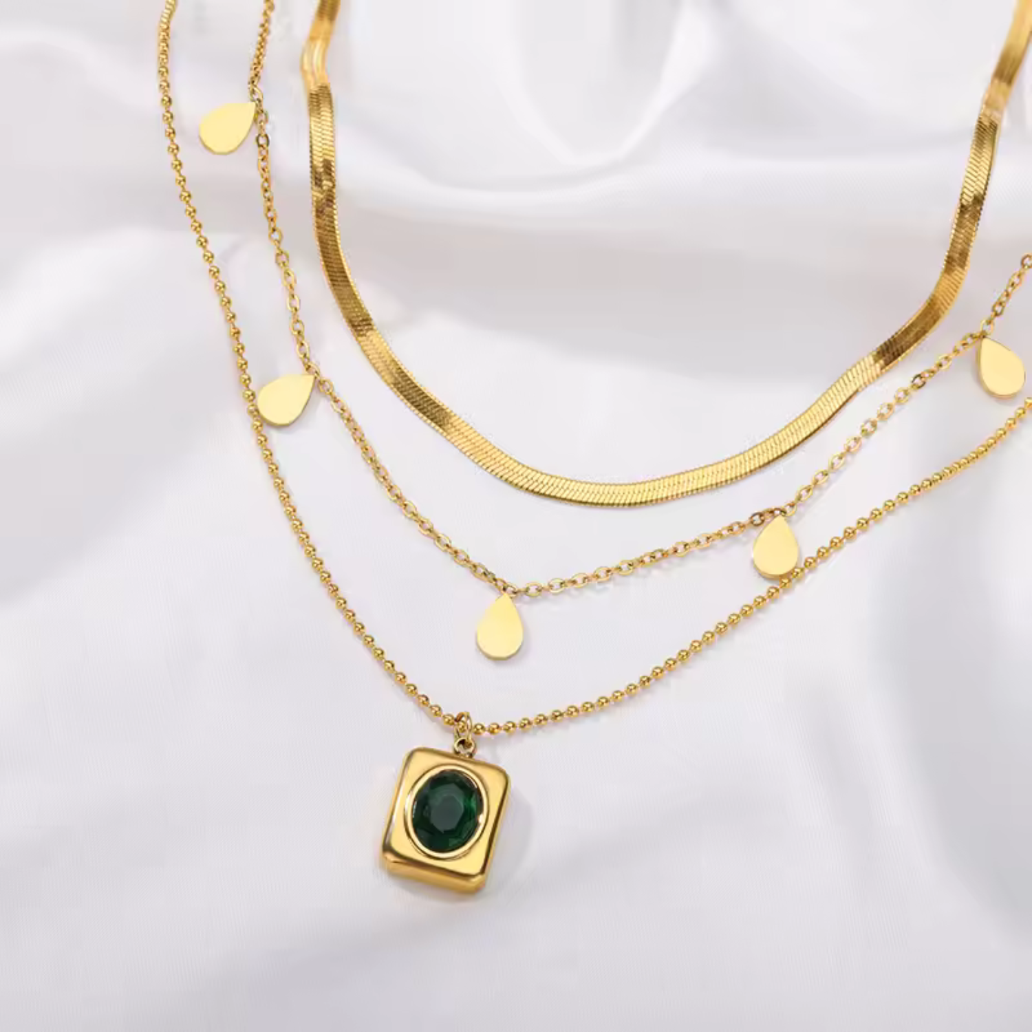 Leona – Collana di smeraldi con accenti rotondi.