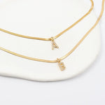 Eva – Collana dorata con pendente a iniziale