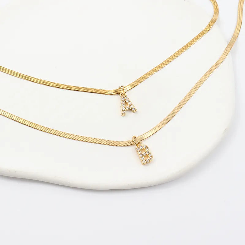 Eva – Collana dorata con pendente a iniziale