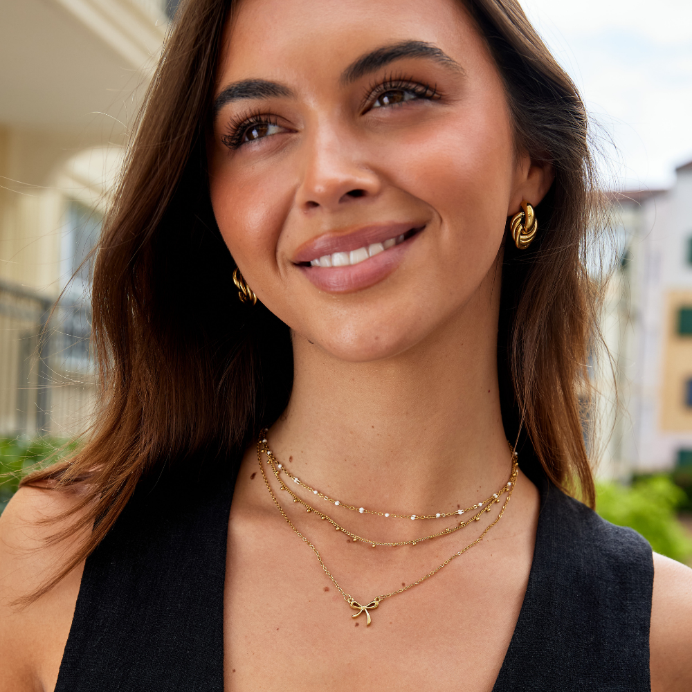 Sabina – Collana girocollo in oro fino con mini-perle.