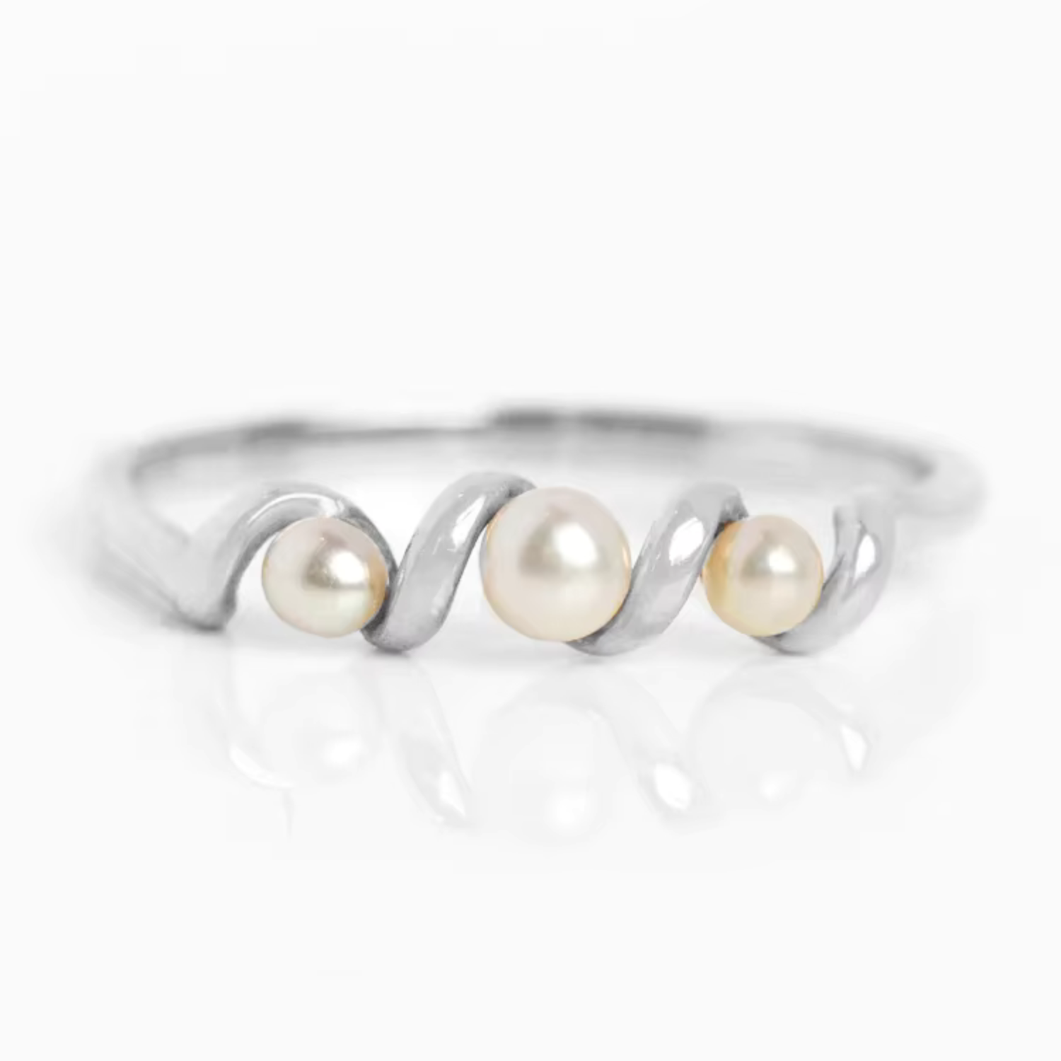 Helena – Anello placcato oro con perle.