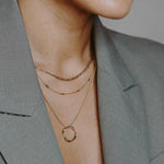 Ruth – Collana dorata con pendente strutturato