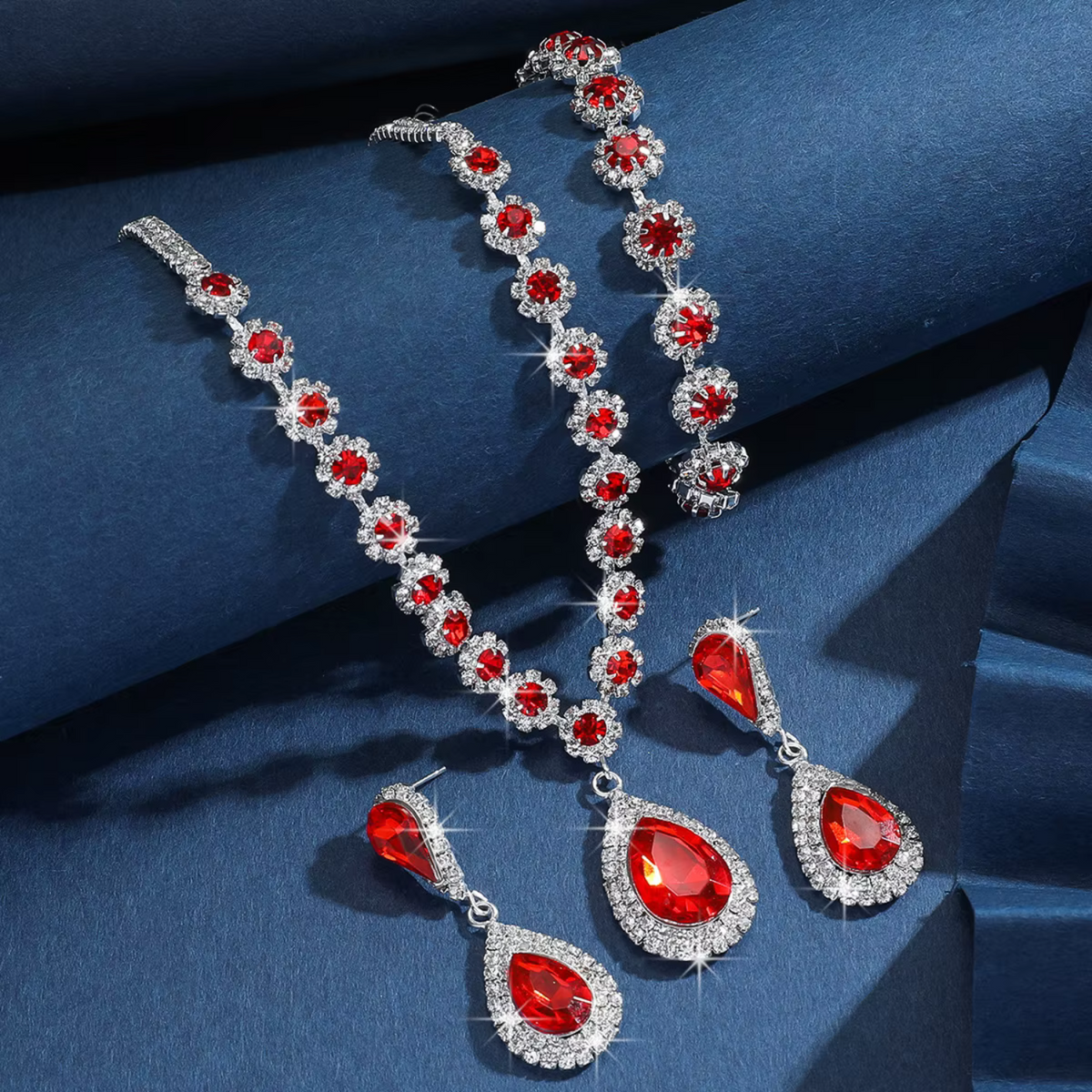 Helga-Marie – Collana di rubini con riflessi argentati.