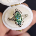 Helena – Anello con smeraldo e montature decorative.