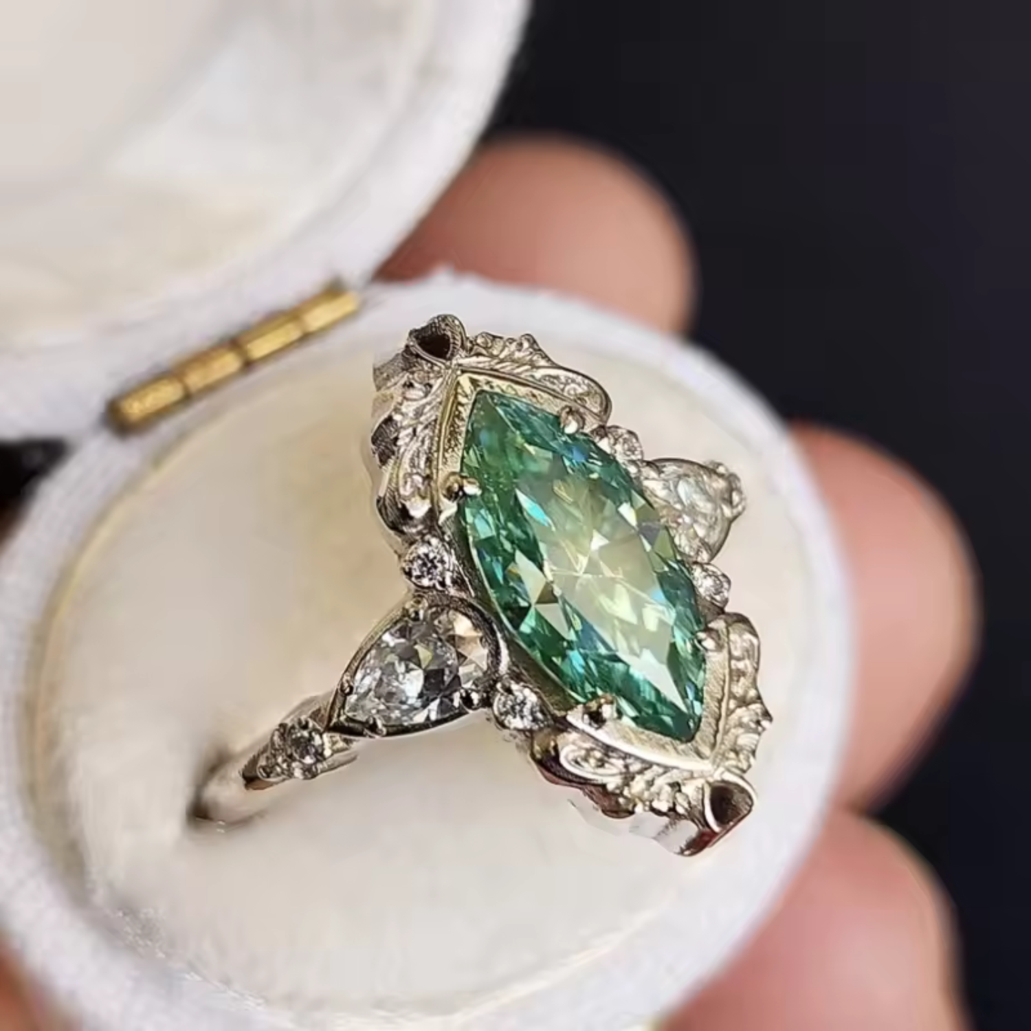 Helena – Anello con smeraldo e montature decorative.