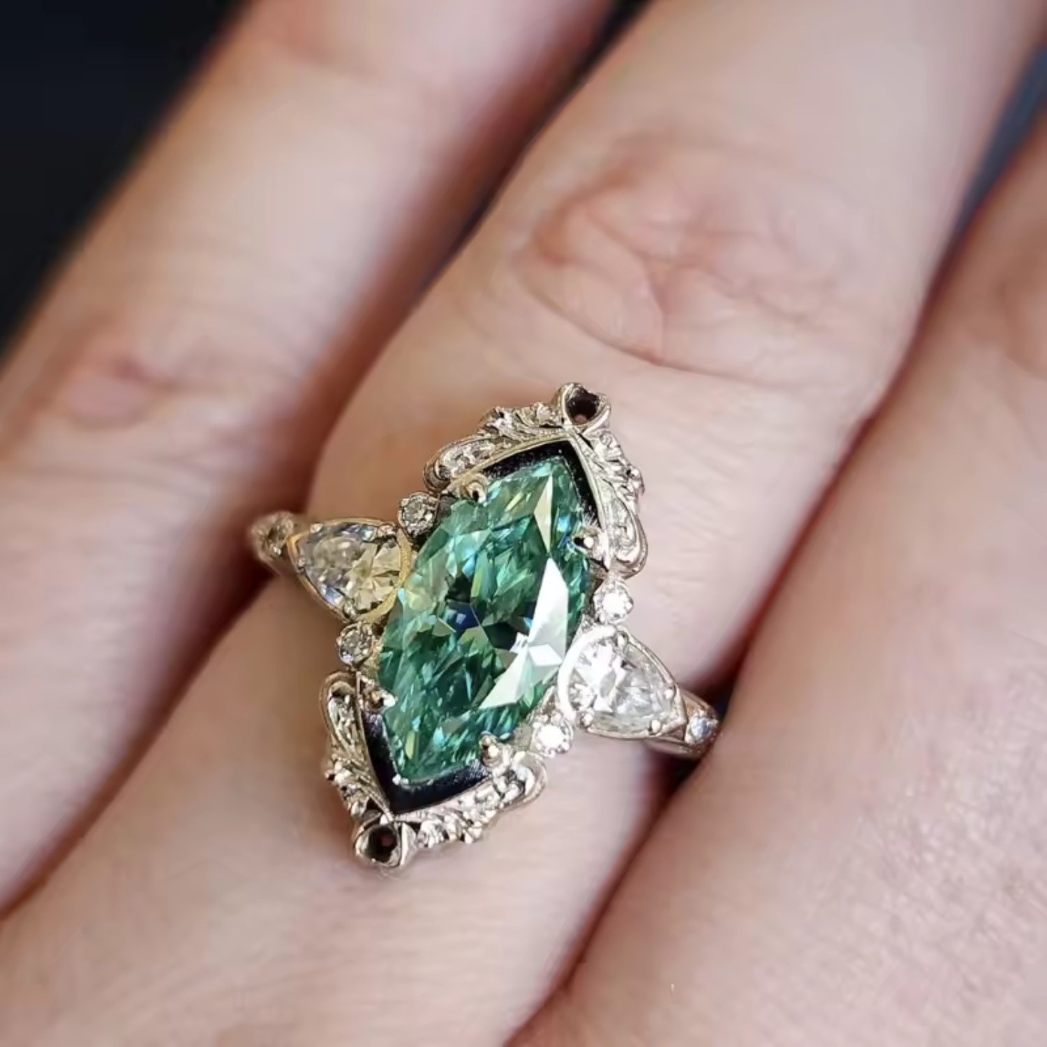 Helena – Anello con smeraldo e montature decorative.