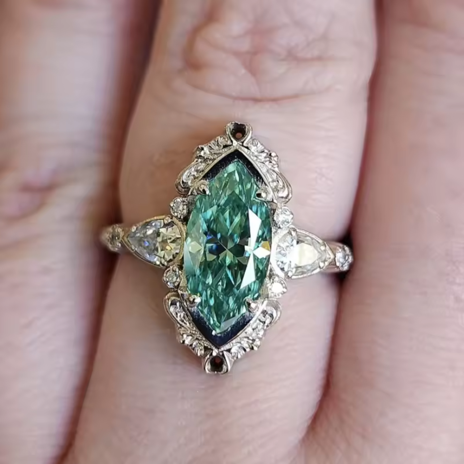 Helena – Anello con smeraldo e montature decorative.
