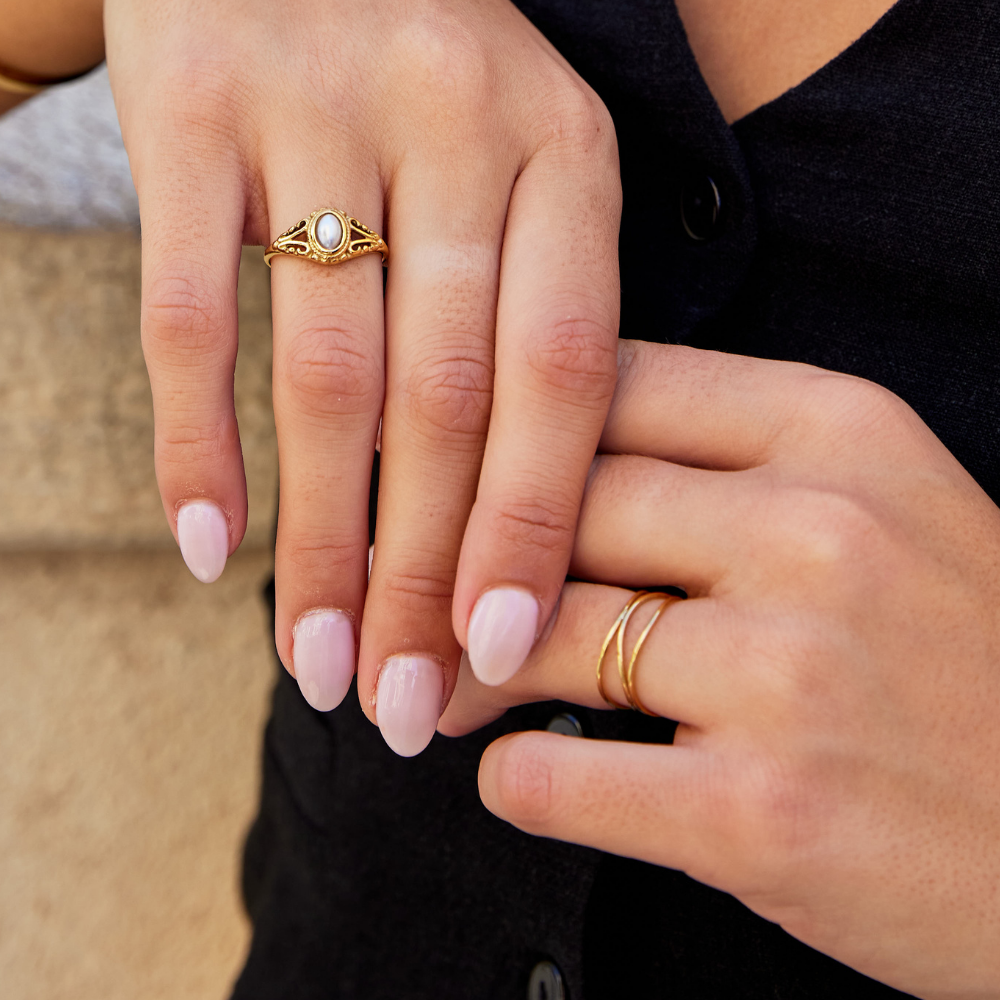 Valerie – Anello placcato oro con linee intrecciate.