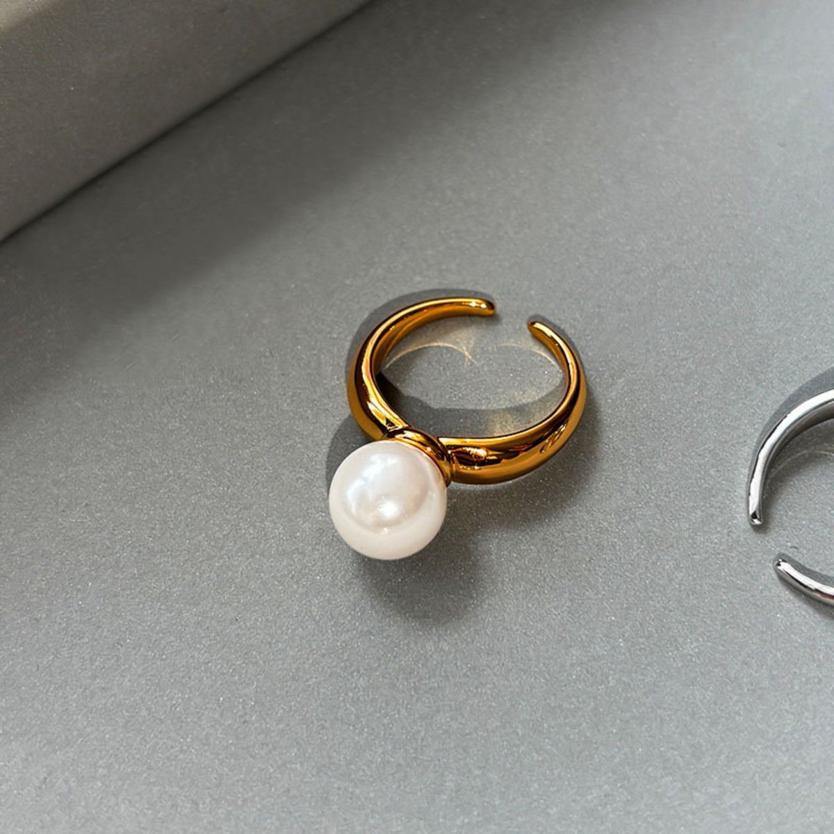 Ida – Anello placcato oro con superficie liscia e accento di perla.